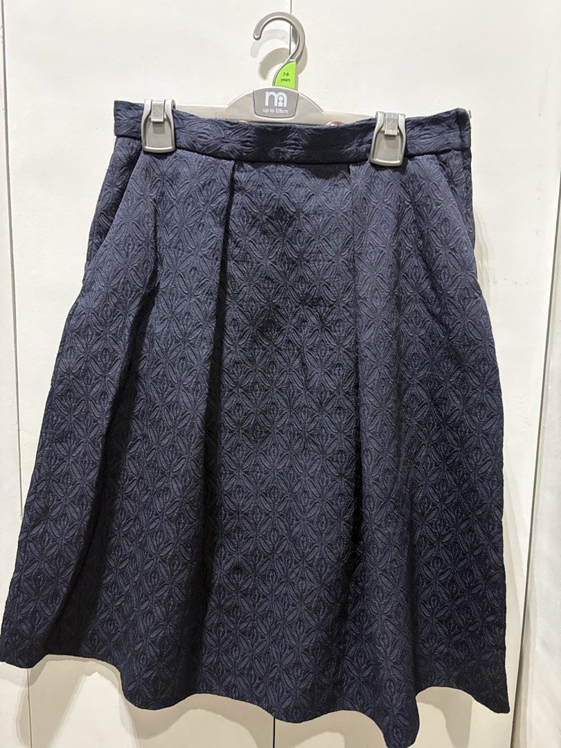 Zara A line Skirt (Category: Skirts) located in Marikina City. Submitted by igmtsisters (Listing ID 1466883964, Image 2). Description: Dark blue textured pleated midi skirt appears to be a Zara Woman A-line or jacquard patterned skirt. RFS: i bought this last year, removed the tag and wash but never worn. does not fit me still.