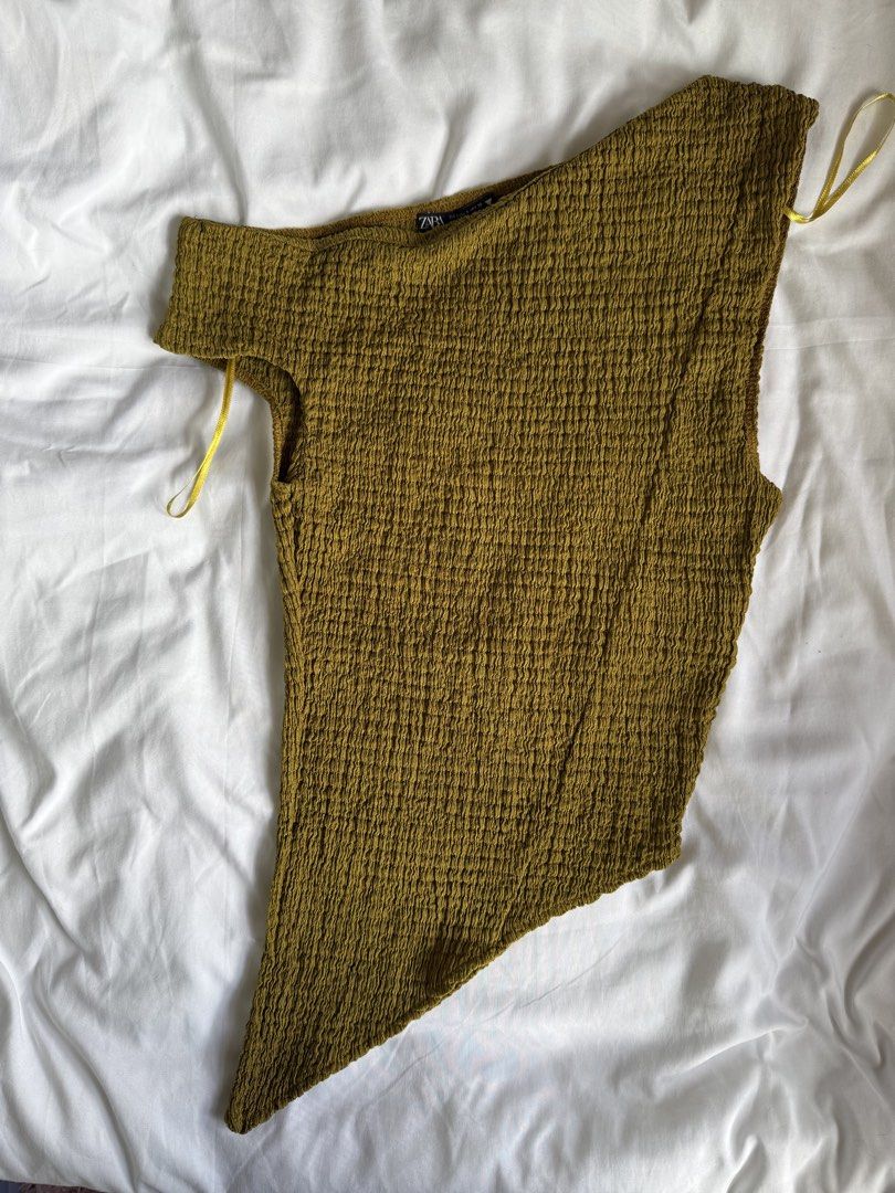 ZARA Asymmetrical Top (SMALL) (Category: Sleeveless) located in Baguio. Submitted by eleynmsr (Listing ID 1466883700, Image 1). Description: - fits XS -S - super nice in actual - location is Baguio City - shipping via J&T only.