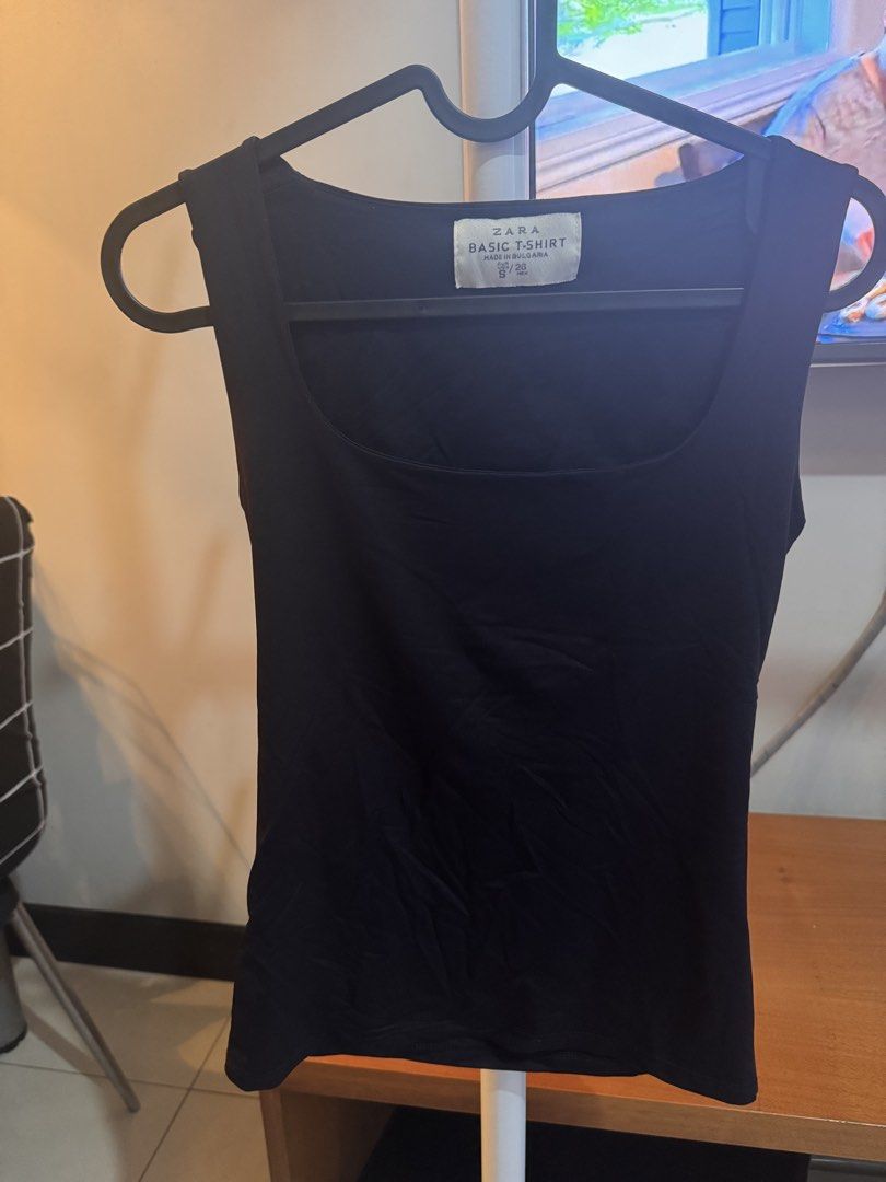 Zara basic black top (Category: Sleeveless) located in Quezon City. Submitted by essief (Listing ID 1466918455, Image 1). Description: No issues Just sizing up No when worn photos .