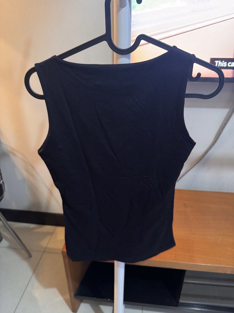 Zara basic black top (Category: Sleeveless) located in Quezon City. Submitted by essief (Listing ID 1466918455, Image 3). Description: No issues Just sizing up No when worn photos .