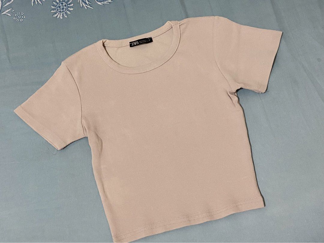 ZARA Basic Crop Top (Category: Shirts) located in Guinobatan. Submitted by jadieee_young22 (Listing ID 1466944022, Image 1). Description: No flaws or issues Fits XS to Small Pre- loved, still in good condition Rfs: decluttering:).
