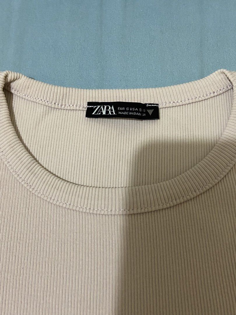 ZARA Basic Crop Top (Category: Shirts) located in Guinobatan. Submitted by jadieee_young22 (Listing ID 1466944022, Image 2). Description: No flaws or issues Fits XS to Small Pre- loved, still in good condition Rfs: decluttering:).