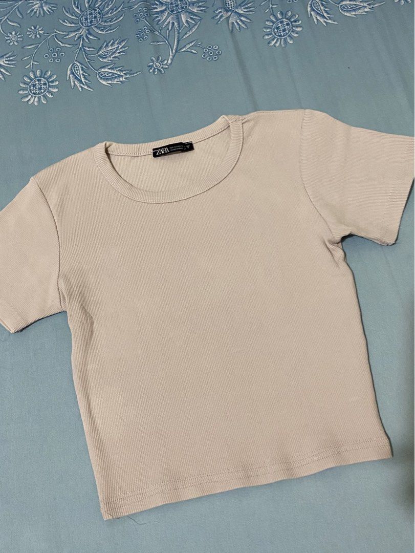 ZARA Basic Crop Top (Category: Shirts) located in Guinobatan. Submitted by jadieee_young22 (Listing ID 1466944022, Image 3). Description: No flaws or issues Fits XS to Small Pre- loved, still in good condition Rfs: decluttering:).