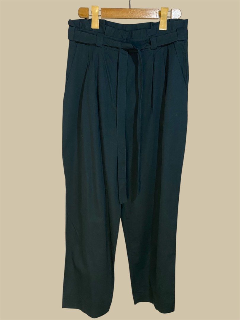 ZARA BASIC paper bag waist trouser (Category: Other Bottoms) located in General Trias. Submitted by aandrcollections (Listing ID 1463982243, Image 1). Description: LARGE Waist-31-32” Length-39”.