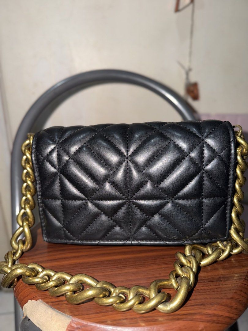ZARA black quilted shoulder bag (Category: Shoulder Bags) located in Valenzuela. Submitted by ekstyuuuhn (Listing ID 1466835339, Image 2). Description: .