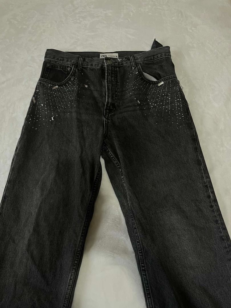 Zara Black Wash Denim Jeans (Category: Jeans) located in Pasig City. Submitted by closet_reframe (Listing ID 1466777920, Image 2). Description: Good condition. Quality denim with a comfortable fit. No major flaws. easy to style, worn once. Top, bag and shoes are also for sale! S: L.