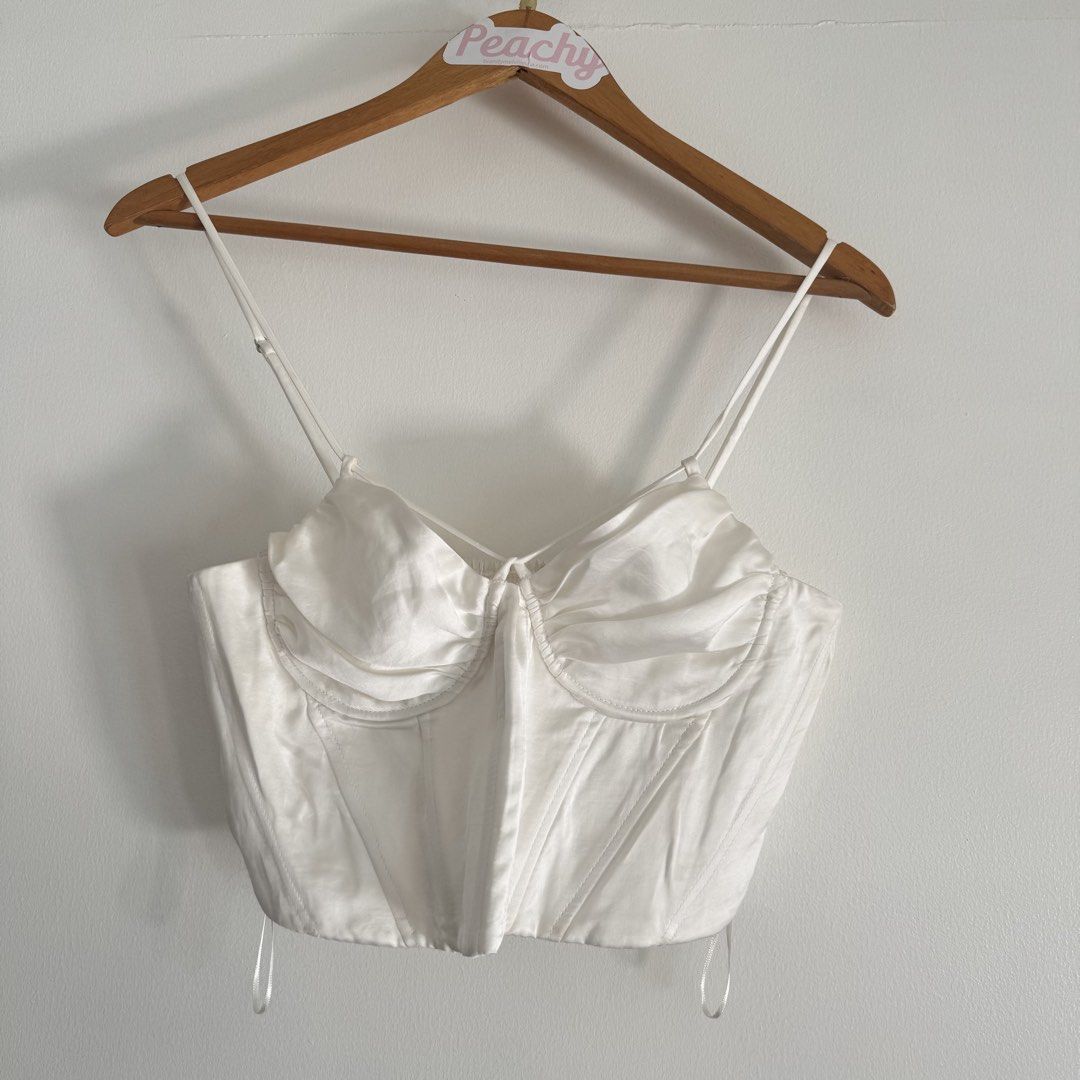 Zara corset (Category: Blouses) located in Manila. Submitted by apparella.ph (Listing ID 1466782597, Image 1). Description: Super pretty and sexy Selling low Bust:30-38( super smocking sa likod) Length from bust to waist: 10 ☑️Everything is my Own preloved / BNWT/BNWOT ☑️ not thrifted/Ukay ☑️ malukot sa picture kasi na stock sa cabinet (tinatamad mag plantsa ✌️ ) ☑️Personal items ( usually bought in US/UK/JPN ) every year po ako nag aabroad so ex
