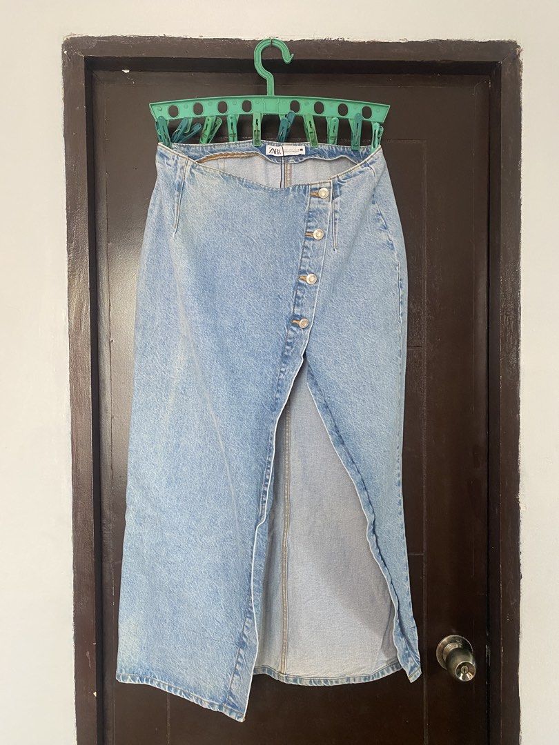 Zara denim skirt (Category: Skirts) located in Quezon City. Submitted by shopces_ (Listing ID 1466881964, Image 3). Description: Used once, like new! So so nice when worn Last price posted 📍 Cainta, Rizal 🚚 J&T / Gogo X / Lalamove.