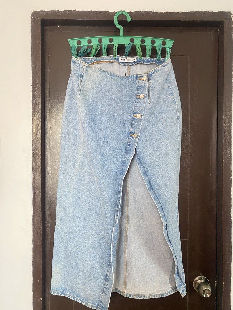 Zara denim skirt (Category: Skirts) located in Quezon City. Submitted by shopces_ (Listing ID 1466881964, Image 1). Description: Used once, like new! So so nice when worn Last price posted 📍 Cainta, Rizal 🚚 J&T / Gogo X / Lalamove.