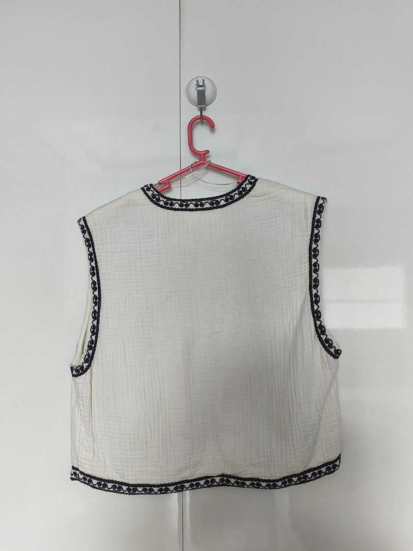 Zara Floral Vest Top (Category: Others Tops) located in Manila. Submitted by smilefashion08 (Listing ID 1466784911, Image 3). Description: Original Zara Fits XS-S.