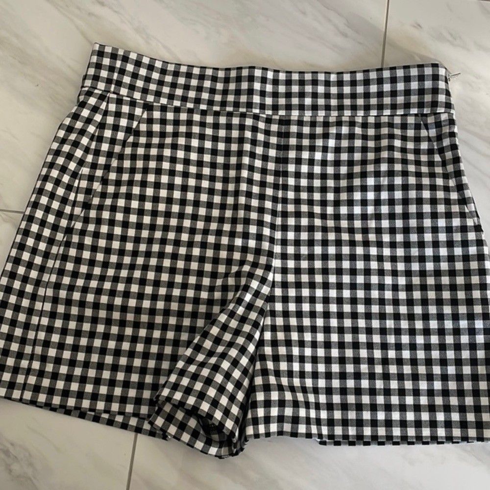 ZARA High-Rise Gingham Black & White Shorts (Category: Shorts) located in Mexico. Submitted by jadepreloved.239 (Listing ID 1466944843, Image 3). Description: Zara High-Rise Gingham Shorts Brand new without paper tags Nawash lang, never used HQ! super cute in actual Perfect for casual fits Medium on tag (can fit 28-30 waist).