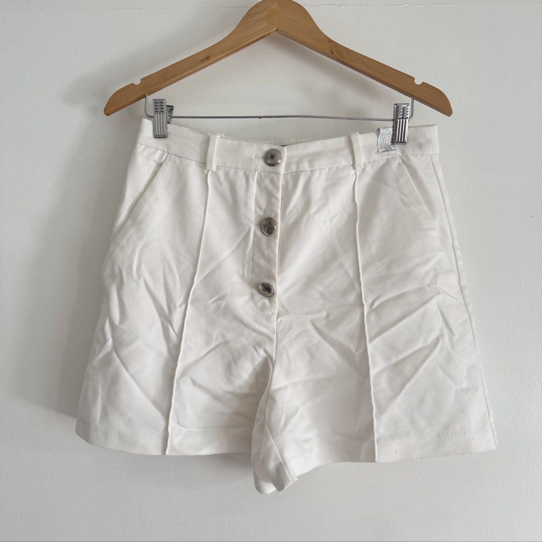 Zara HW white shorts (Category: Shorts) located in Manila. Submitted by apparella.ph (Listing ID 1466970147, Image 1). Description: Super comfy 9/10 condition ung short. Only flaw is ung butones niya ( faded, check last pic) Waist:30 Length:16.