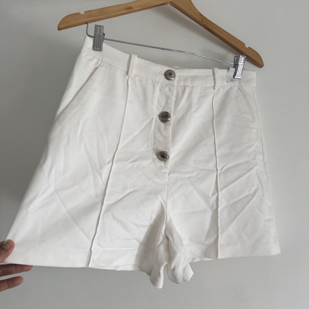 Zara HW white shorts (Category: Shorts) located in Manila. Submitted by apparella.ph (Listing ID 1466970147, Image 2). Description: Super comfy 9/10 condition ung short. Only flaw is ung butones niya ( faded, check last pic) Waist:30 Length:16.