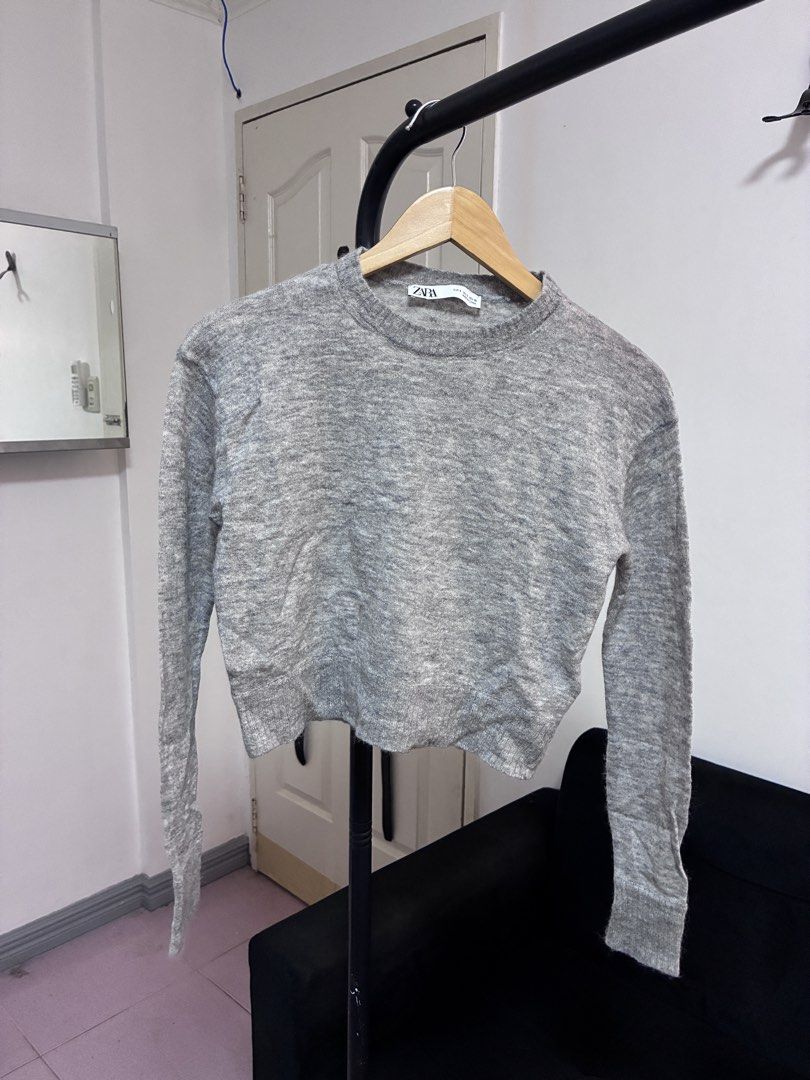 Zara knit sweatshirt - XS-S (Category: Longsleeves) located in Manila. Submitted by jdjdnxei (Listing ID 1466862156, Image 1). Description: fits xs-s, lightweight, almost like new.