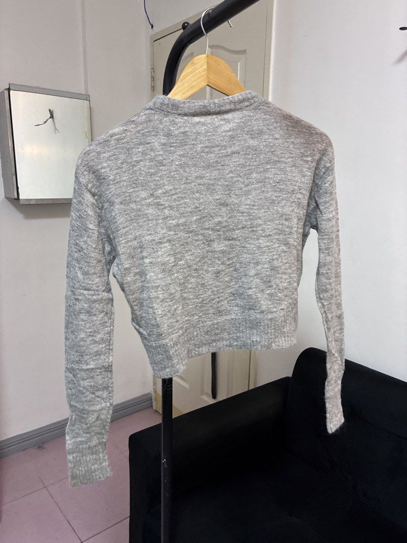 Zara knit sweatshirt - XS-S (Category: Longsleeves) located in Manila. Submitted by jdjdnxei (Listing ID 1466862156, Image 2). Description: fits xs-s, lightweight, almost like new.