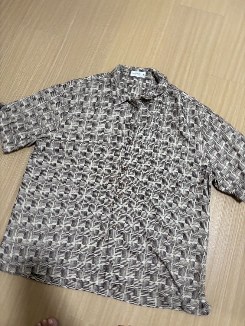 Zara Men Printed Short Sleeve Button-Down Shirt XL (Category: Tshirts & Polo Shirts ) located in Makati City. Submitted by citysunset (Listing ID 1466858604, Image 2). Description: - Brand: Zara - Style: Short sleeve button-down shirt with regular collar - Pattern: Brown and cream all-over geometric design - Size: EUR XL / USA XL / MEX 44 - Origin: Made in Turkey - Condition: Clean fabric, perfect casual wear for warm weather.