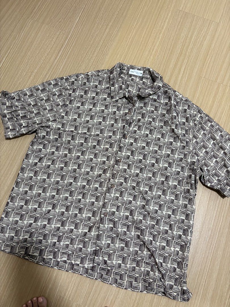 Zara Men Printed Short Sleeve Button-Down Shirt XL (Category: Tshirts & Polo Shirts ) located in Makati City. Submitted by citysunset (Listing ID 1466858604, Image 1). Description: - Brand: Zara - Style: Short sleeve button-down shirt with regular collar - Pattern: Brown and cream all-over geometric design - Size: EUR XL / USA XL / MEX 44 - Origin: Made in Turkey - Condition: Clean fabric, perfect casual wear for warm weather.