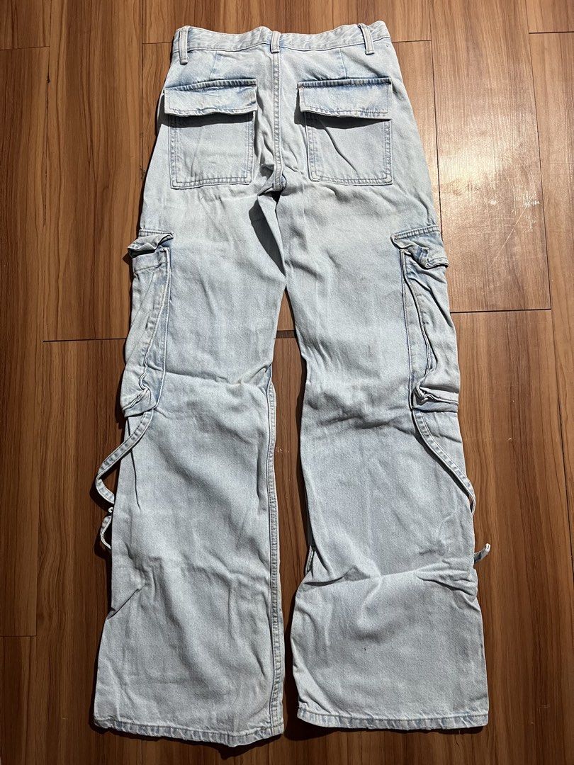 ZARA Multiple pocket (Category: Jeans) located in Valenzuela. Submitted by 94thrift (Listing ID 1466879159, Image 2). Description: ZARA Multiple pocket •Width: 27 •Length: 42 •Hem: 10.5 ₱880 + Shipping fee MOP: Gcash Courier: J&T, LBC and Lalamove or Meet up 📍Loc: Valenzuela City.