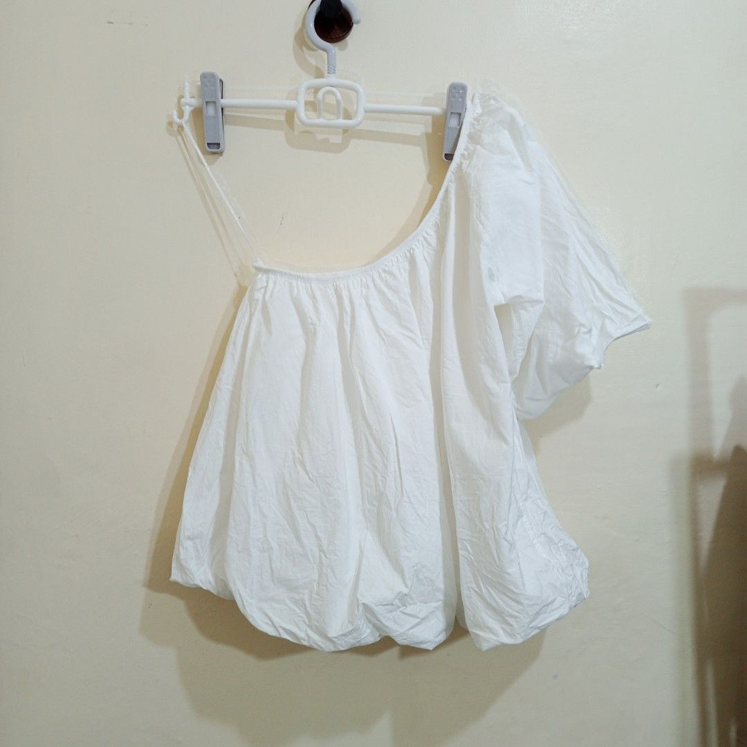 ZARA one sided top (Category: Blouses) located in Butuan. Submitted by thriftsalva_222 (Listing ID 1466848231, Image 1). Description: has minimal issue barely noticeable.