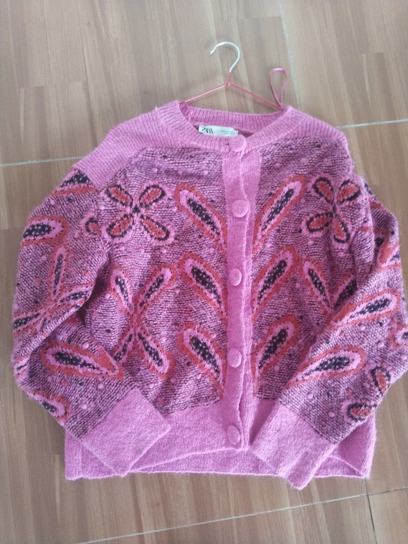 Zara Pink Patterned Knit Cardigan — Size M (Category: Coats, Jackets and Outerwear) located in Mabalacat. Submitted by al_amin_thrift (Listing ID 1466864386, Image 1). Description: Zara Pink Patterned Knit Cardigan — Size M ✔️ Authentic Zara — Made in Turkey ✔️ Vibrant pink knit with retro floral/abstract pattern ✔️ Soft fuzzy knit fabric — cozy & warm ✔️ Round neck with large matching buttons ✔️ Long sleeves with solid pink cuffs ✔️ Cropped, rel