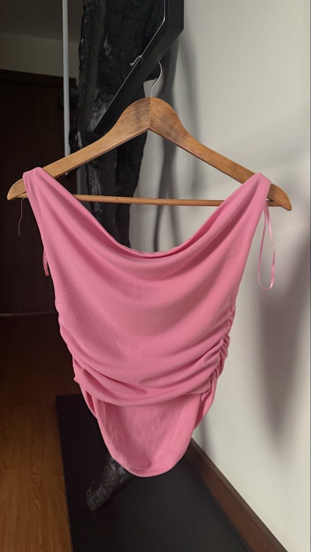 Zara Pink Top Size XS (Category: Sleeveless) located in Quezon City. Submitted by morgan_rysblk (Listing ID 1466785156, Image 2). Description: - Brand: Zara - Color: Bright Pink - Size: XS - Condition: Worn once.