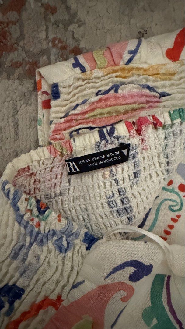 Zara Printed Halter XS (Category: Sleeveless) located in Quezon City. Submitted by morgan_rysblk (Listing ID 1466788428, Image 3). Description: - Brand: Zara - Size: XS (fits true to size) - Not used.