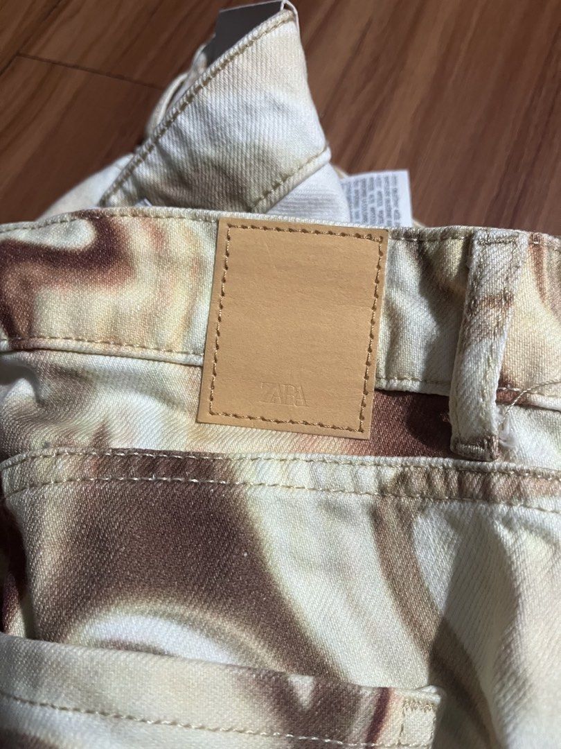ZARA Printed Jeans (Category: Jeans) located in Valenzuela. Submitted by 94thrift (Listing ID 1466879726, Image 3). Description: ZARA Printed Jeans •Width: 30 •Length: 43.5 •Hem: 9 ₱880 + Shipping fee MOP: Gcash Courier: J&T, LBC and Lalamove or Meet up 📍Loc: Valenzuela City.