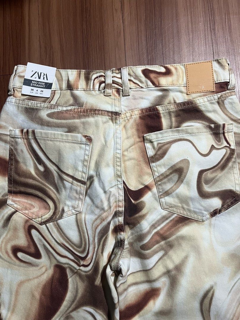 ZARA Printed Jeans (Category: Jeans) located in Valenzuela. Submitted by 94thrift (Listing ID 1466879726, Image 2). Description: ZARA Printed Jeans •Width: 30 •Length: 43.5 •Hem: 9 ₱880 + Shipping fee MOP: Gcash Courier: J&T, LBC and Lalamove or Meet up 📍Loc: Valenzuela City.