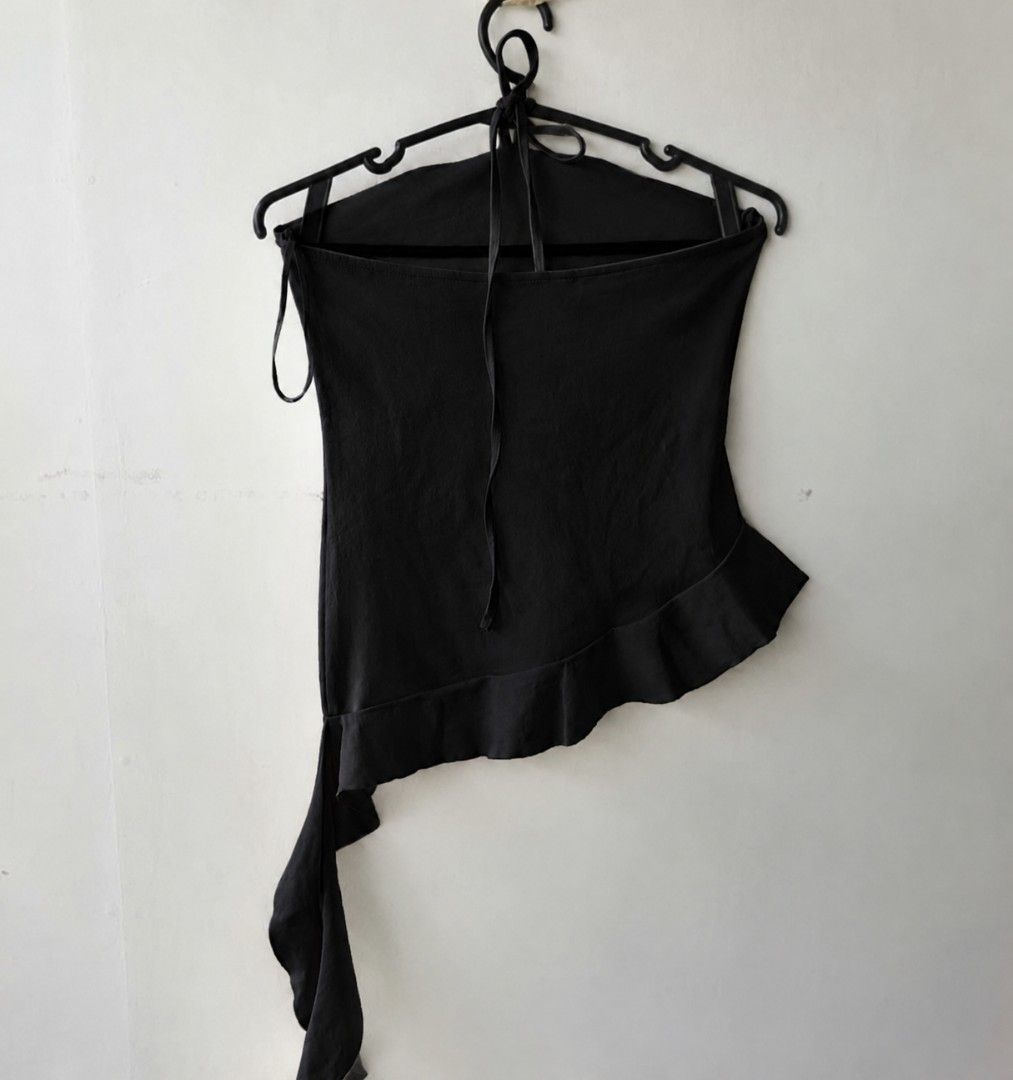 Zara Textured top with ruffles (Category: Sleeveless) located in Manila. Submitted by marialight09 (Listing ID 1466965268, Image 3). Description: Zara Textured top with ruffles No issue or damage Halterneck top with tie closure. Straight neckline and off-the-shoulder detail. Side ruffle Stretchable fabric Size: Small Measurement: L 16 in x W 12 in (bust area).