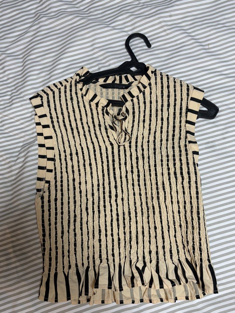 Zara top (Category: Blouses) located in Makati City. Submitted by mnlbeautyboutique (Listing ID 1466922694, Image 1). Description: Washed never worn Size small Bought a few months ago .