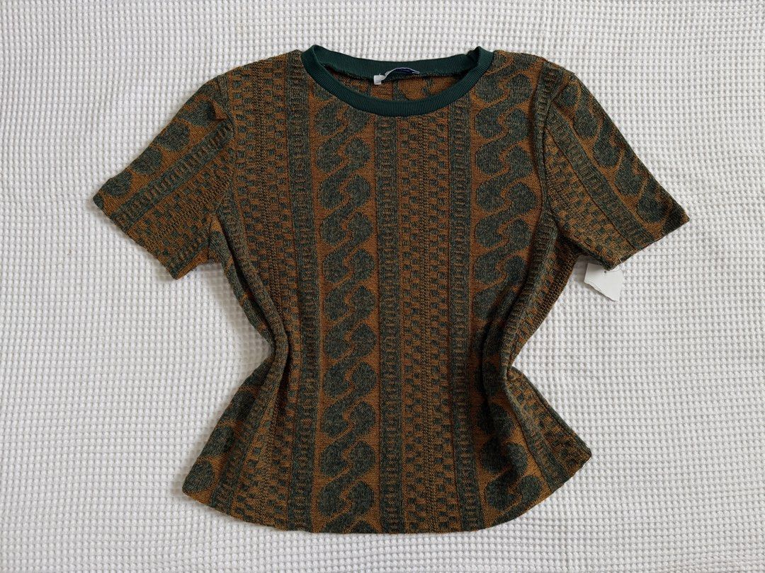 Zara Trafaluc Patterned Knit Short Sleeve Top (Category: Blouses) located in Baguio. Submitted by blnxxx (Listing ID 1466965482, Image 1). Description: M on tag Brand new.