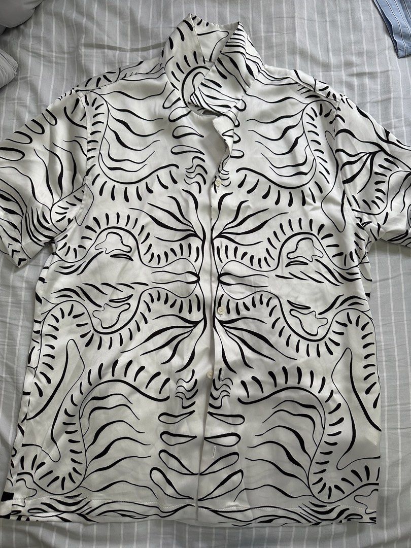 Zara White Button Down Polo (Category: Tshirts & Polo Shirts ) located in Manila. Submitted by ilovemikunakano (Listing ID 1466908130, Image 1). Description: - Silk Like Fabric - Tried only once in great condi.