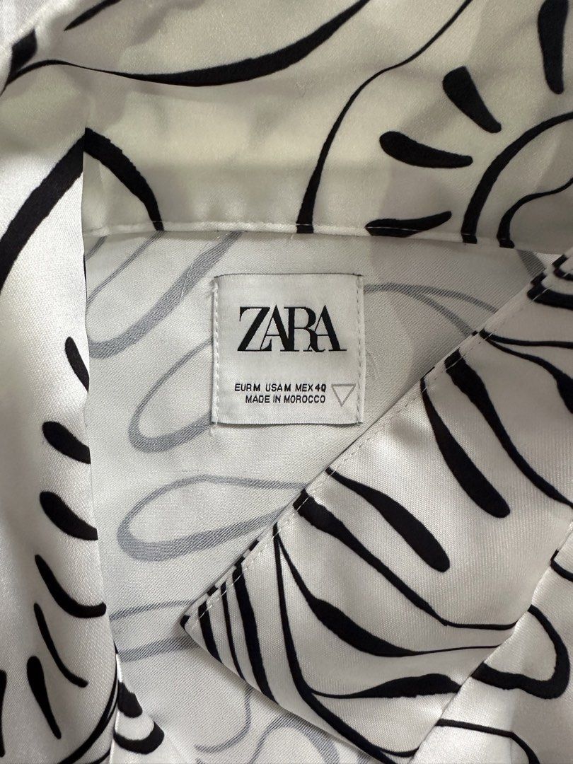 Zara White Button Down Polo (Category: Tshirts & Polo Shirts ) located in Manila. Submitted by ilovemikunakano (Listing ID 1466908130, Image 2). Description: - Silk Like Fabric - Tried only once in great condi.