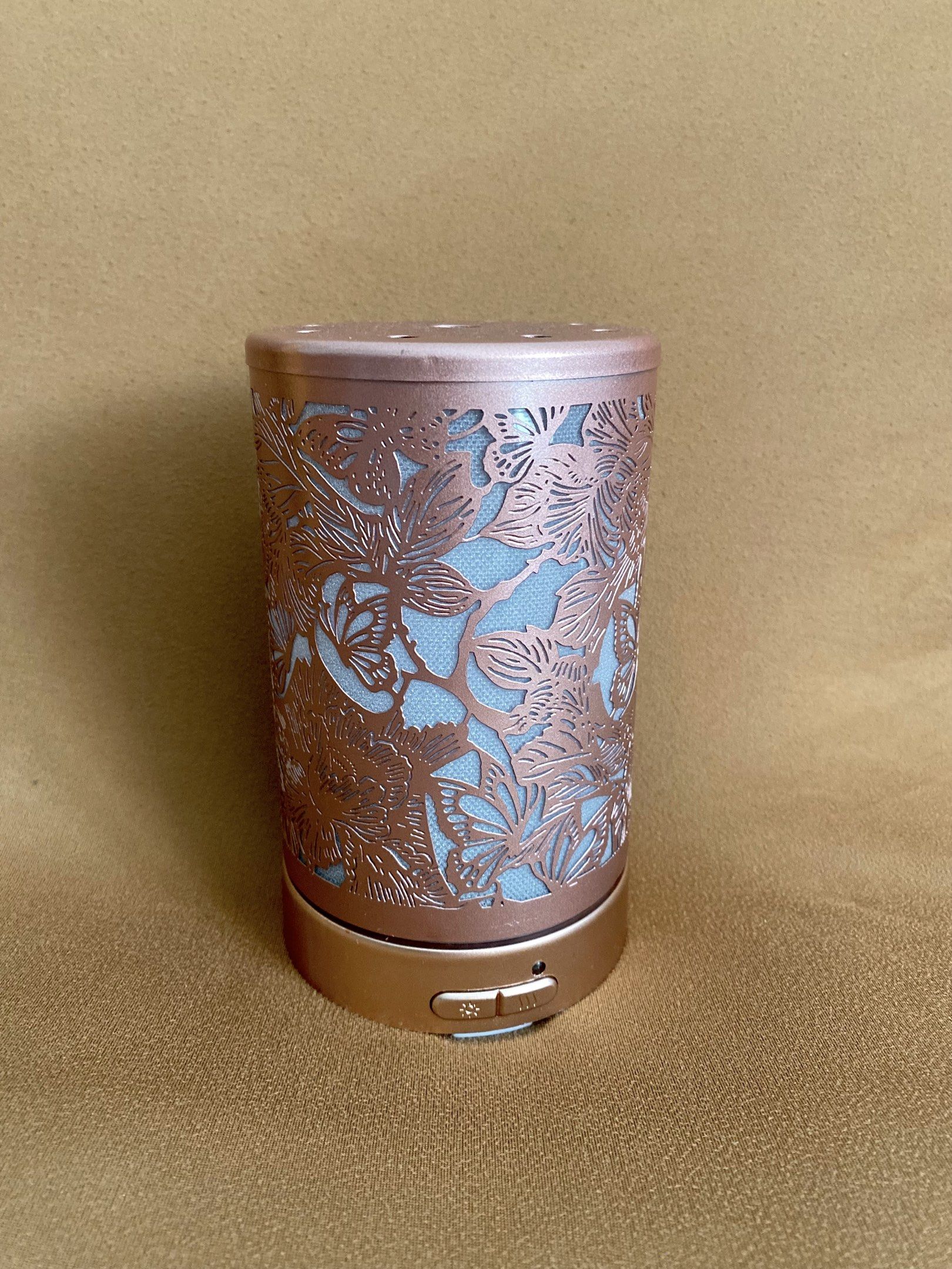 🌷 Elegant Rose Gold Diffuser – SM Makati Brand 🌷 (Category: Lighting) located in Mandaluyong City. Submitted by prelovedphfind (Listing ID 1418995018, Image 1). Description: 🌷 Elegant Rose Gold Diffuser – SM Makati Brand 🌷 Style meets function in this chic home essential! ✨ Metallic rose gold finish with floral cut-out design 💡 Light + heat function – perfect for wax melts or essential oils 🏠 Adds cozy ambiance to any room 🔌 Used like new 