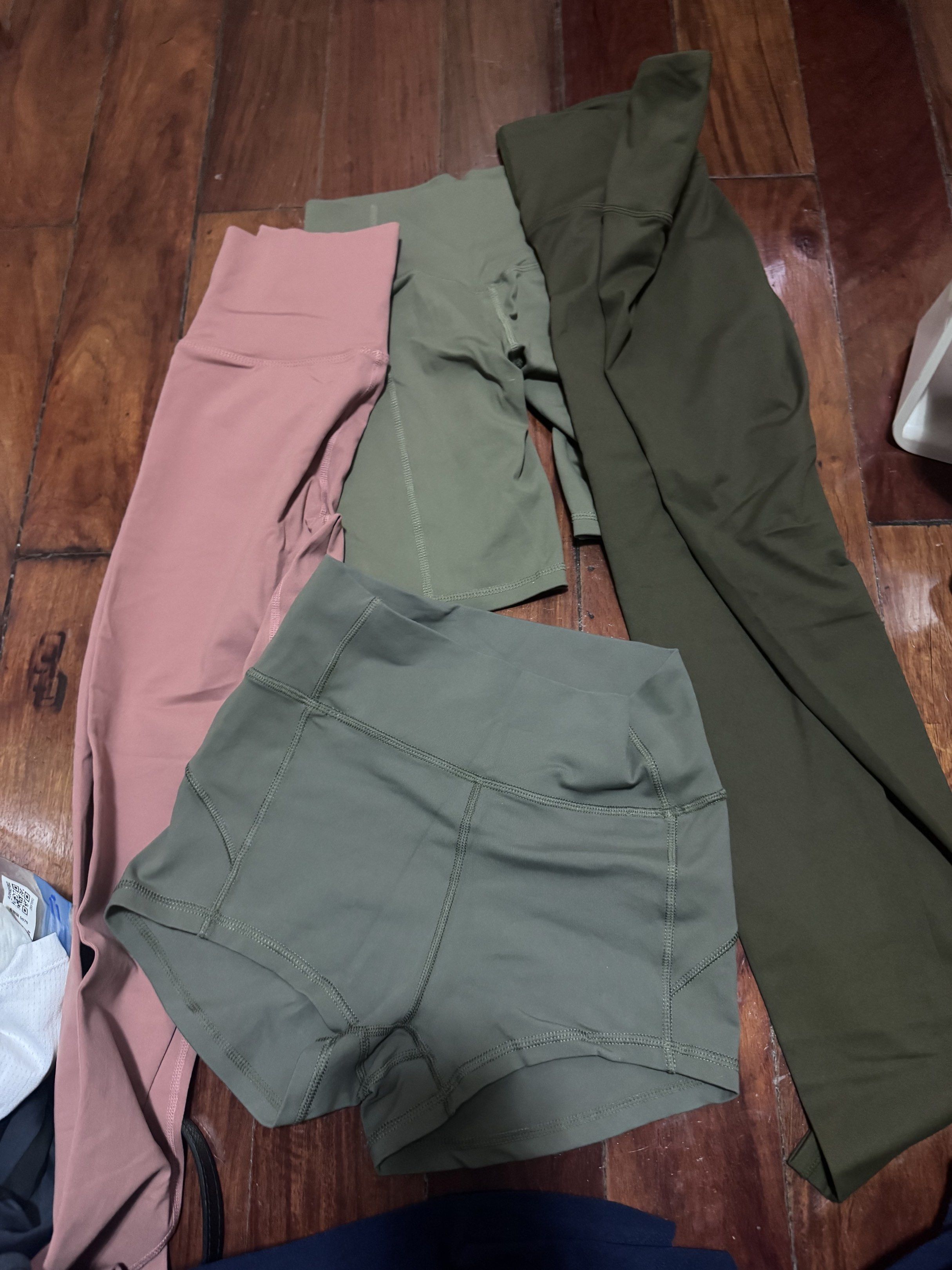 Activewear Leggings and Shorts Set (Category: Activewear) located in Manila. Submitted by mr_1990 (Listing ID 1418984303, Image 1). Description: Assorted generic leggings & shorts Barely used. Size xs-s.
