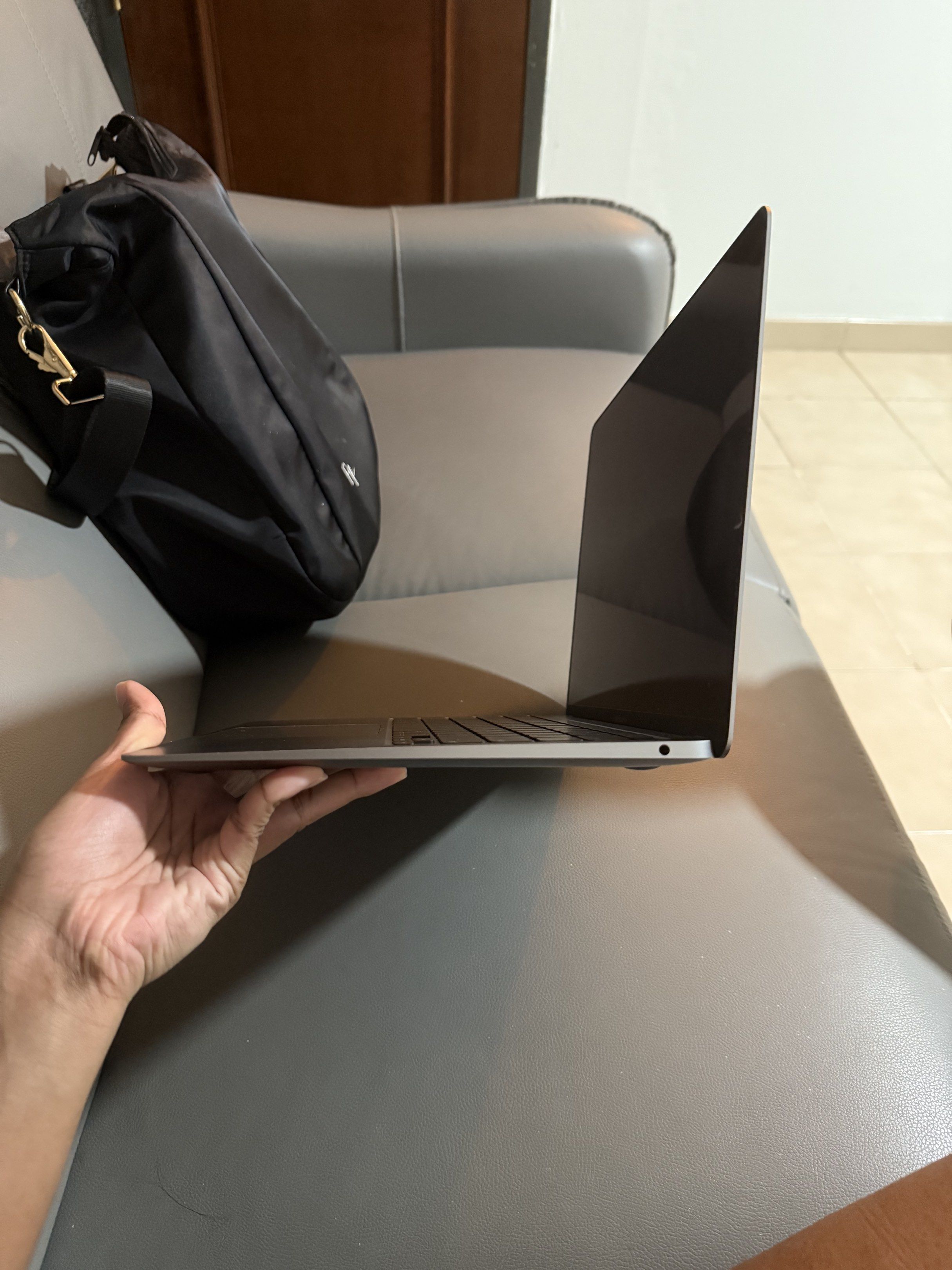 MacBook Air440575709330821120