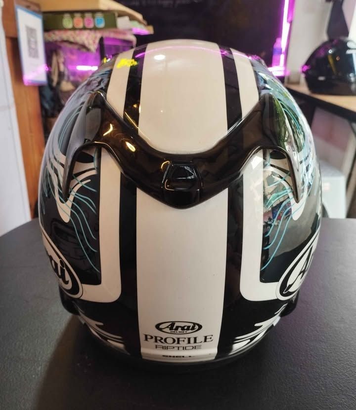 Arai Profile Riptide Helmet (Category: Helmets and other Riding Gears) located in Manila. Submitted by luxurybagmanila (Listing ID 1418984033, Image 2). Description: - Arai Profile Riptide helmet - Features a dark visor - Unique graphic design - Sleek, aerodynamic shape - Brand and model clearly visible - issue minor chips/dents .