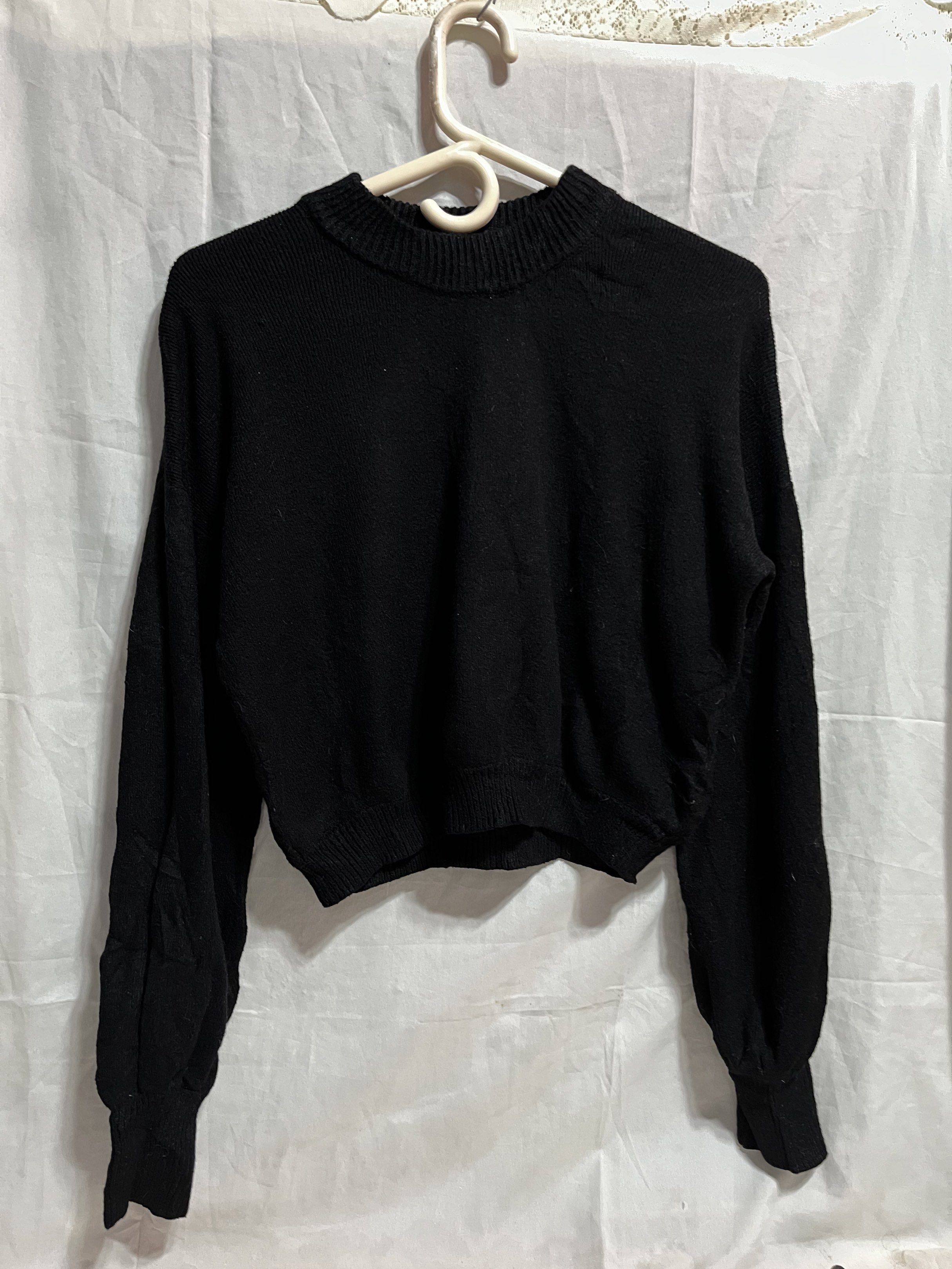 Ardene Small Black Mock neck Knit Sweater (Category: Coats, Jackets and Outerwear) located in Baguio. Submitted by sweetlings (Listing ID 1419099135, Image 1). Description: Length: 18" Pit to pit: 21.5" Stretchy knit, cropped, no flaw Makapal, may kabigatan MOP: GCASH SHIPS VIA J&T 📍BAGUIO CITY.