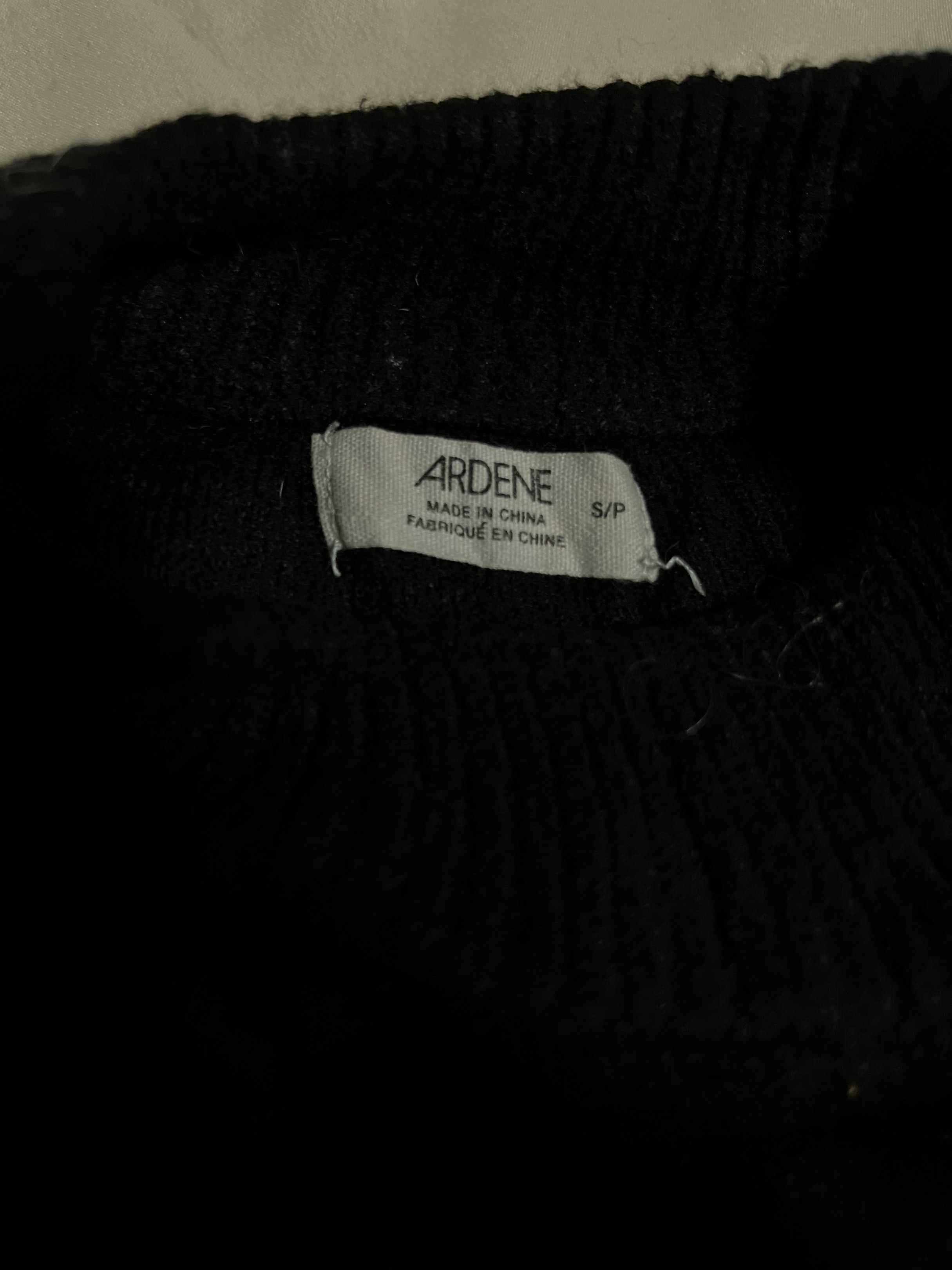 Ardene Small Black Mock neck Knit Sweater (Category: Coats, Jackets and Outerwear) located in Baguio. Submitted by sweetlings (Listing ID 1419099135, Image 2). Description: Length: 18" Pit to pit: 21.5" Stretchy knit, cropped, no flaw Makapal, may kabigatan MOP: GCASH SHIPS VIA J&T 📍BAGUIO CITY.
