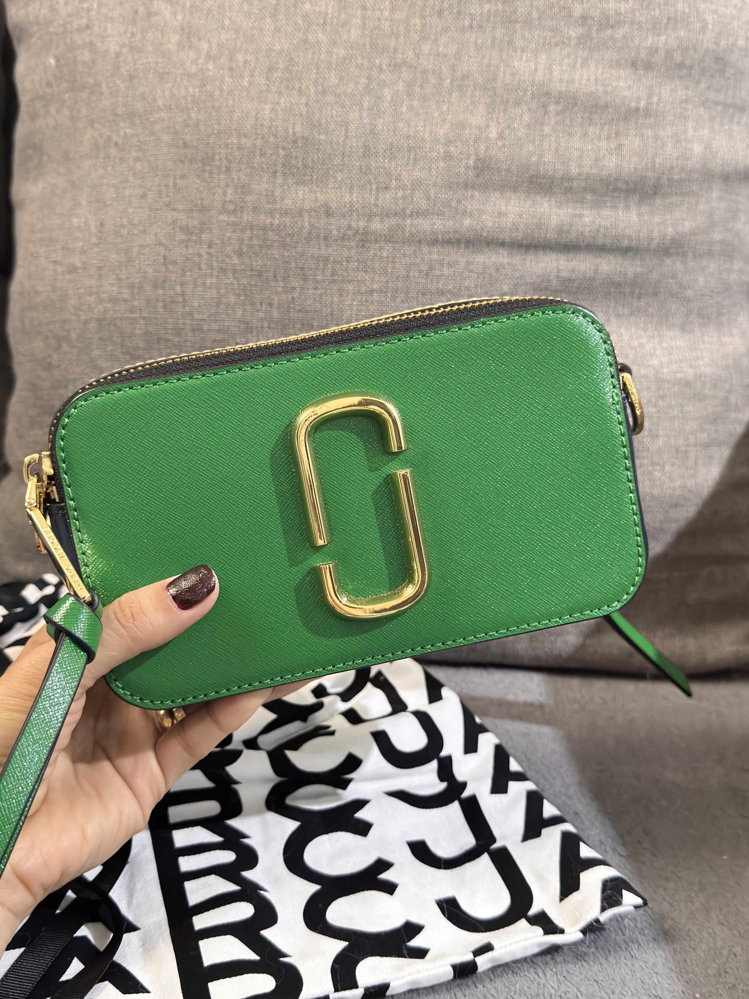 Authentic Marc Jacobs Snapshot Bag (Category: Luxury Bags & Wallets) located in Cainta. Submitted by affordableprelovedstuff (Listing ID 1418983628, Image 2). Description: Used once like new condition Inclusions: dustbag, cards,strap. 100% original .