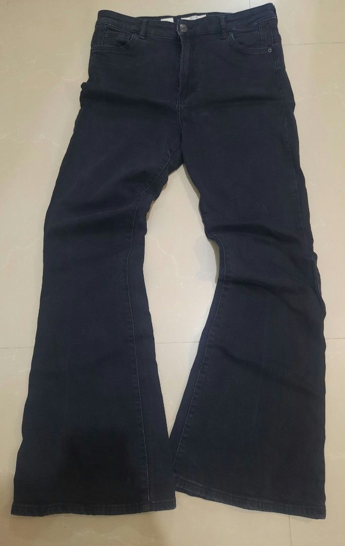 Bershka Slim Flare Jeans (Category: Jeans) located in Binan City. Submitted by plut0__ (Listing ID 1419169633, Image 2). Description: dimes: waist: 29in length: 38.5in rise: 11in leg opening: 10.5in issues: signs of usage, color fading, need wash .