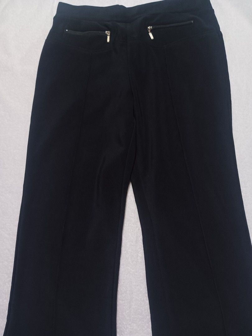 Black Cropped Pants with Zipper Pockets (Category: Other Bottoms) located in Malabon City. Submitted by mslalan (Listing ID 1419109731, Image 1). Description: - Black cropped pants Size 30-33 trimmed edge - Ribbed texture - Straight leg cut - Elasticized waistband - Two zipper pockets at the back - Comfortable material.