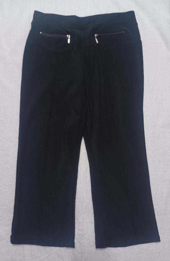 Black Cropped Pants with Zipper Pockets (Category: Other Bottoms) located in Malabon City. Submitted by mslalan (Listing ID 1419109731, Image 2). Description: - Black cropped pants Size 30-33 trimmed edge - Ribbed texture - Straight leg cut - Elasticized waistband - Two zipper pockets at the back - Comfortable material.