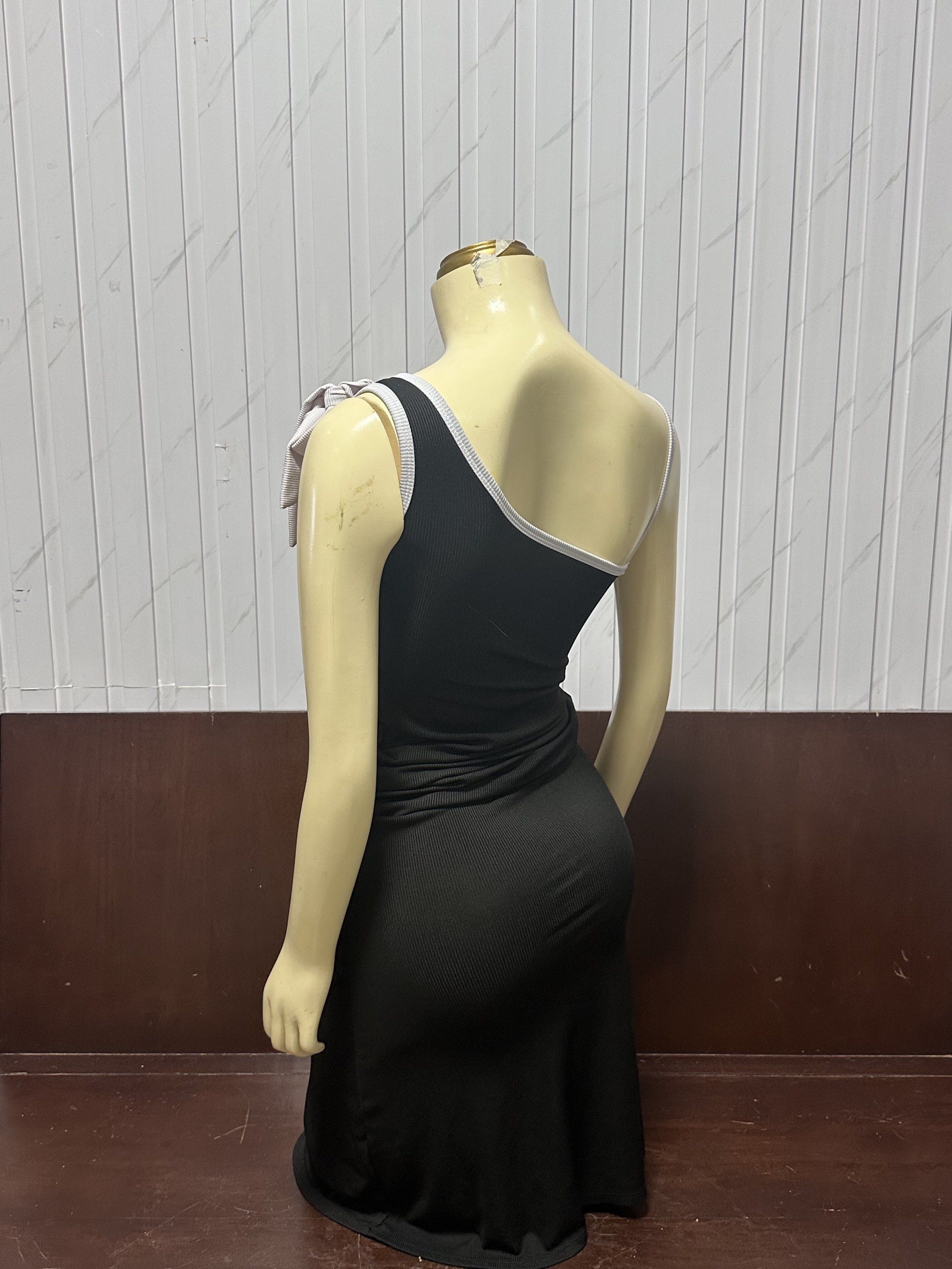 Black One-Shoulder Dress (Category: Dresses) located in Taguig. Submitted by ylluhhhh (Listing ID 1419191607, Image 2). Description: Elegant black dress featuring a unique one-shoulder design. The dress has a fitted silhouette with a ruched detail at the waist. It has a gray trim along the neckline and a bow detail on the shoulder. The dress is made of a ribbed fabric, adding texture and visual interest. Perfect for a night out or special occasio
