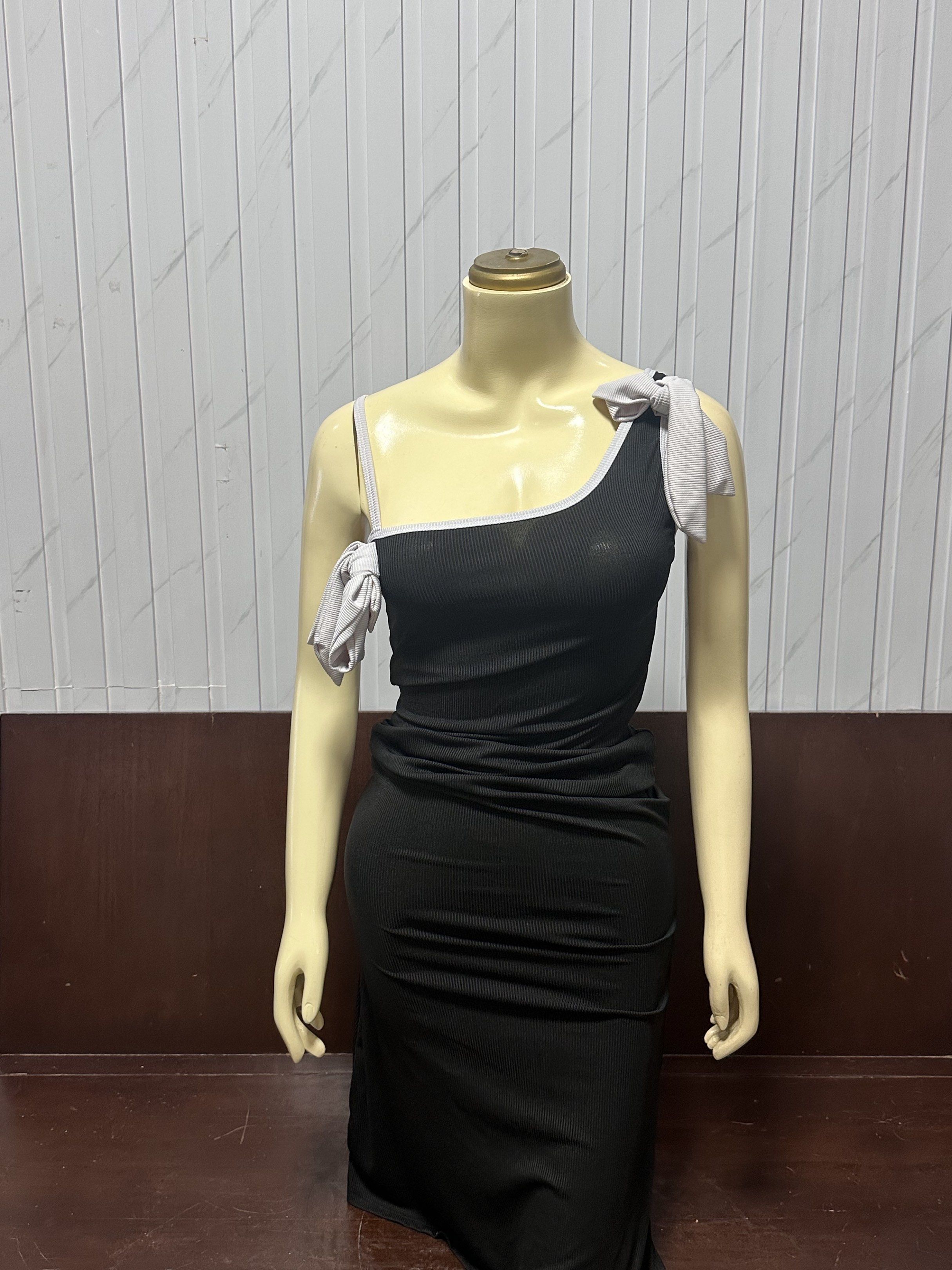 Black One-Shoulder Dress (Category: Dresses) located in Taguig. Submitted by ylluhhhh (Listing ID 1419191607, Image 1). Description: Elegant black dress featuring a unique one-shoulder design. The dress has a fitted silhouette with a ruched detail at the waist. It has a gray trim along the neckline and a bow detail on the shoulder. The dress is made of a ribbed fabric, adding texture and visual interest. Perfect for a night out or special occasio