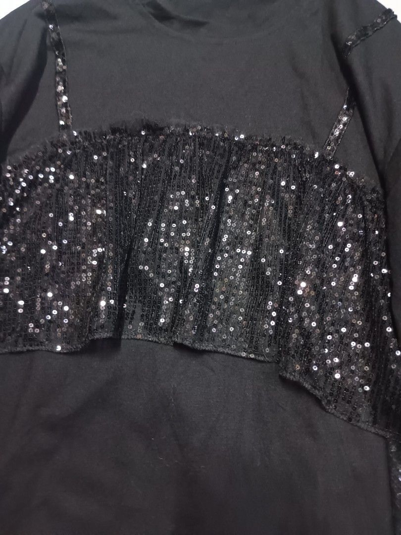 Black Sequin Embellished T-shirt (Category: Shirts) located in Malabon City. Submitted by mslalan (Listing ID 1419108084, Image 2). Description: - Black t-shirt - Sequin embellished - Layered design with sequined panel (chest and back) - "DAYS" graphic on the back - Short sleeves - Round neckline.