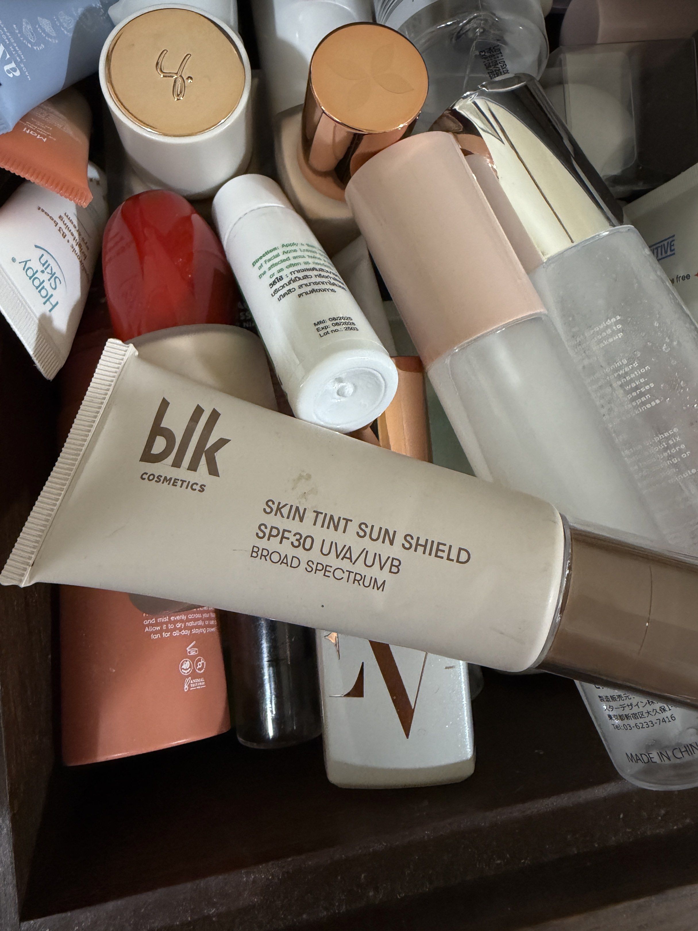 blk Cosmetics Skin Tint Sun Shield SPF30 (Category: Face Care) located in Las Pinas. Submitted by jsm.g (Listing ID 1419076527, Image 1). Description: - BLK Cosmetics Skin Tint Sun Shield - SPF30 - Broad-spectrum protection - Protects against UVA and UVB rays Shade: oat RFS: not suitable for my skin type Used only once Price is slightly negotiable Can send more pics.