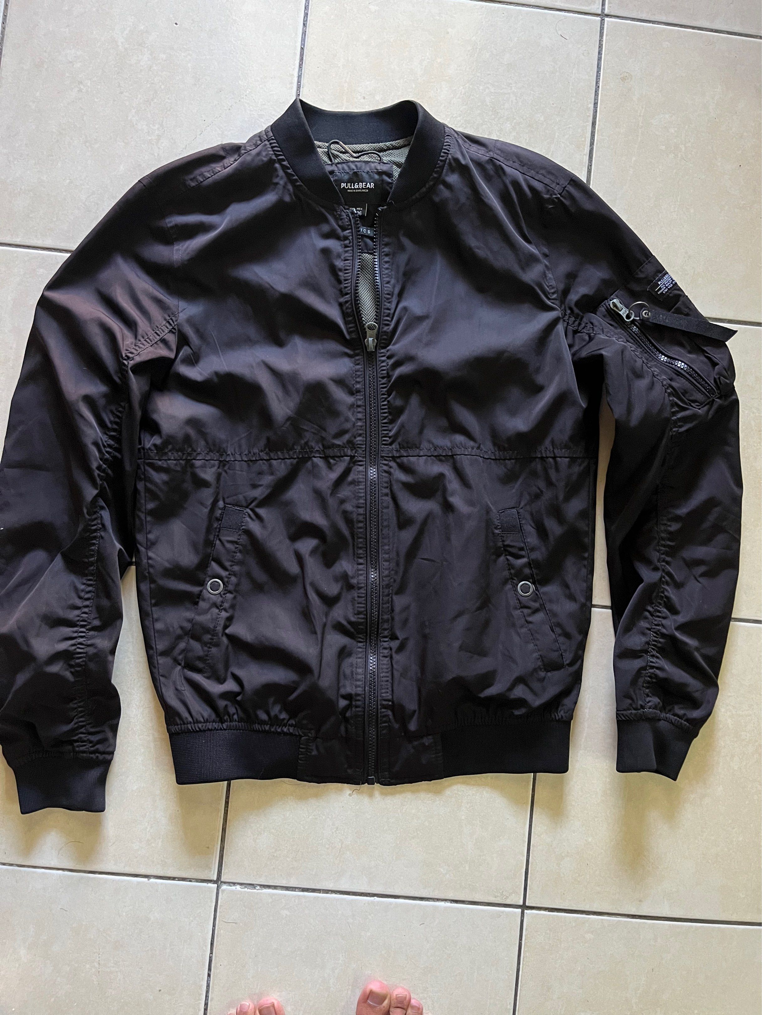 BOMBER JACKET PULL & BEAR (Category: Activewear) located in Kajang. Submitted by pajar888 (Listing ID 1418989949, Image 1). Description: ADA KESAN CAT SIKIT LAIN NO PROBLEM Pit 19 Labuh 26.