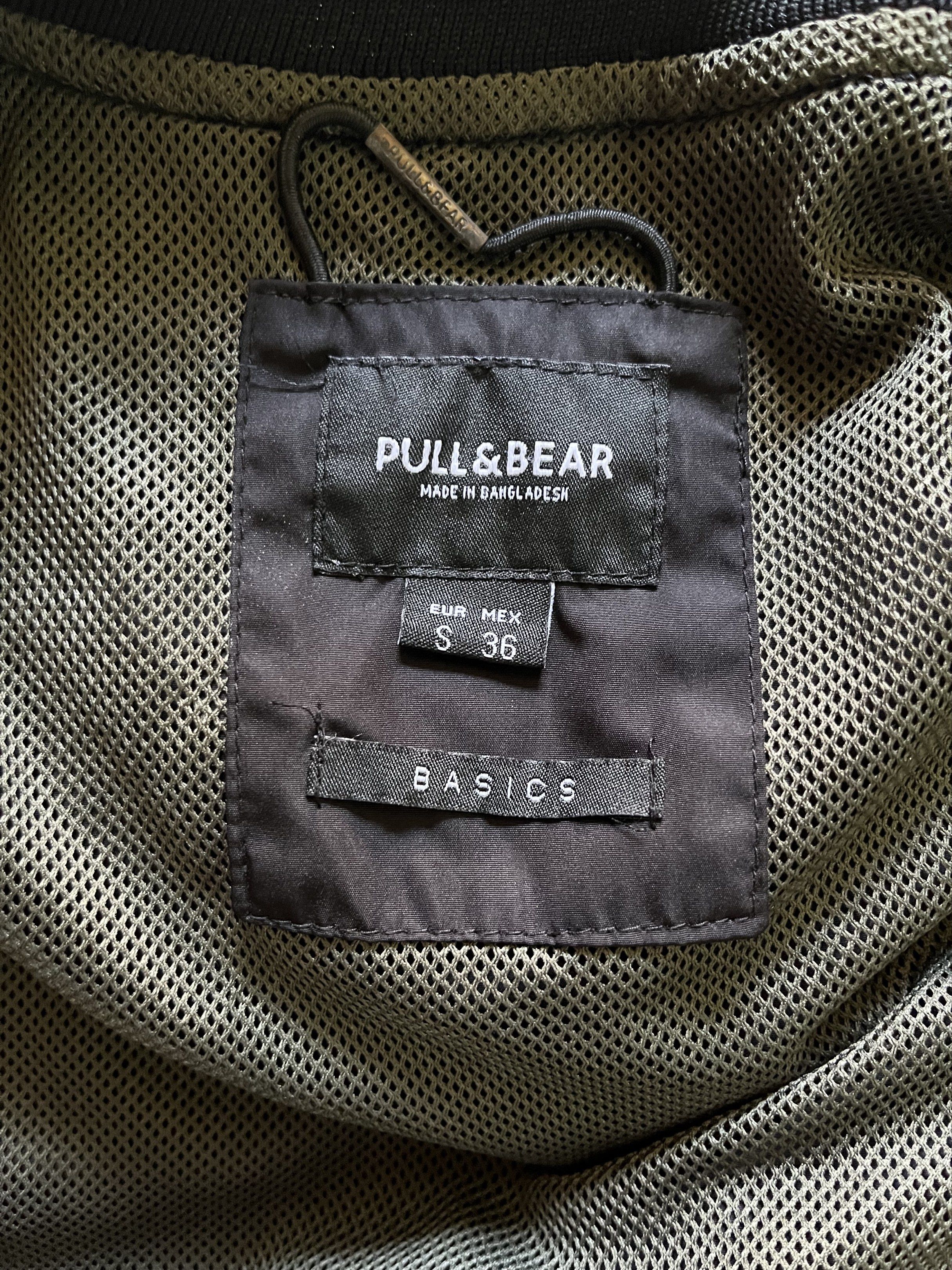 BOMBER JACKET PULL & BEAR (Category: Activewear) located in Kajang. Submitted by pajar888 (Listing ID 1418989949, Image 3). Description: ADA KESAN CAT SIKIT LAIN NO PROBLEM Pit 19 Labuh 26.