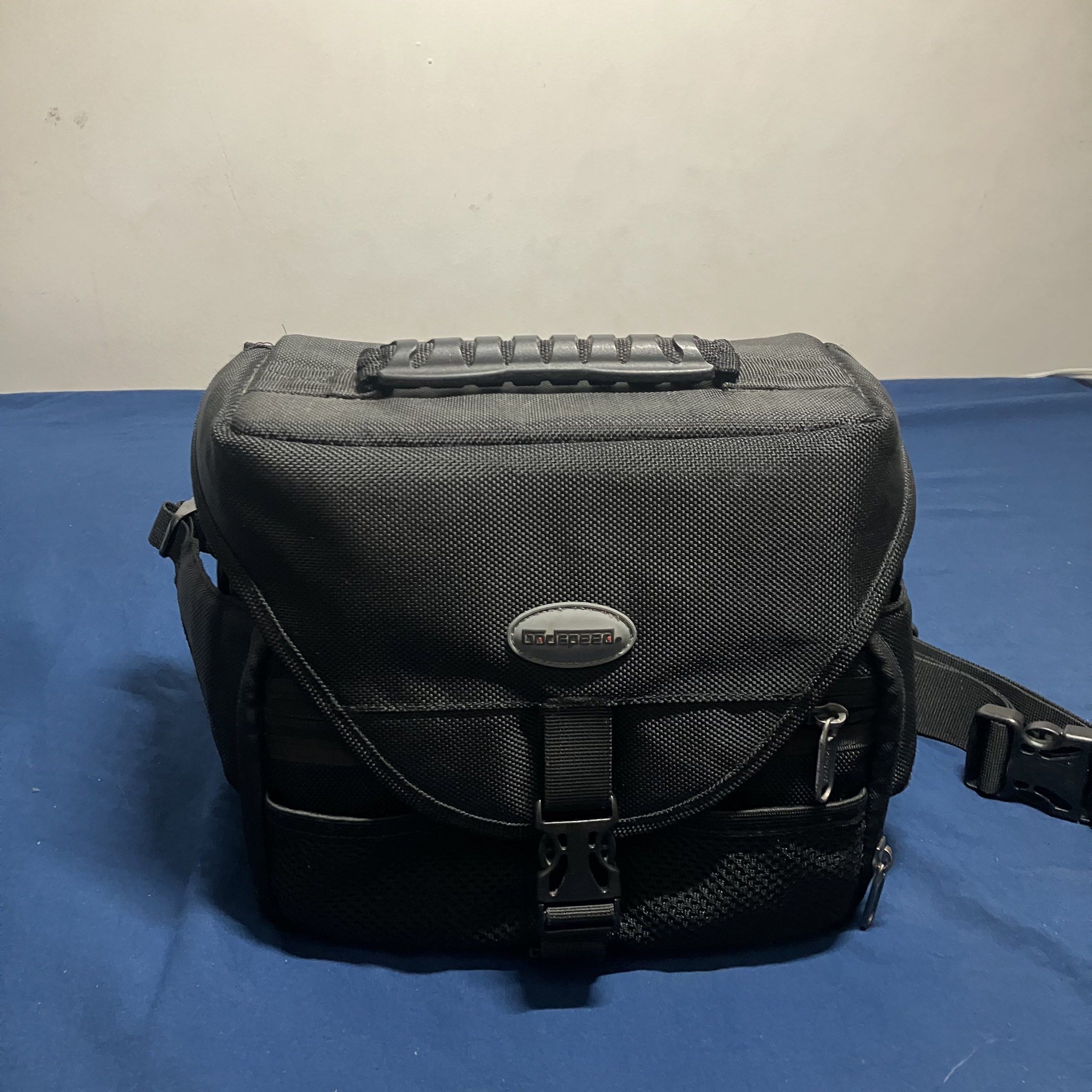 Camera padded belt or sling bag (Category: Camera Bags & Carriers) located in Quezon City. Submitted by namu_milkyway (Listing ID 1419089541, Image 1). Description: MOP: Gcash/Maribank MOD: J&T (no rush shipping)/Lalamove (from Sampaloc, Manila).